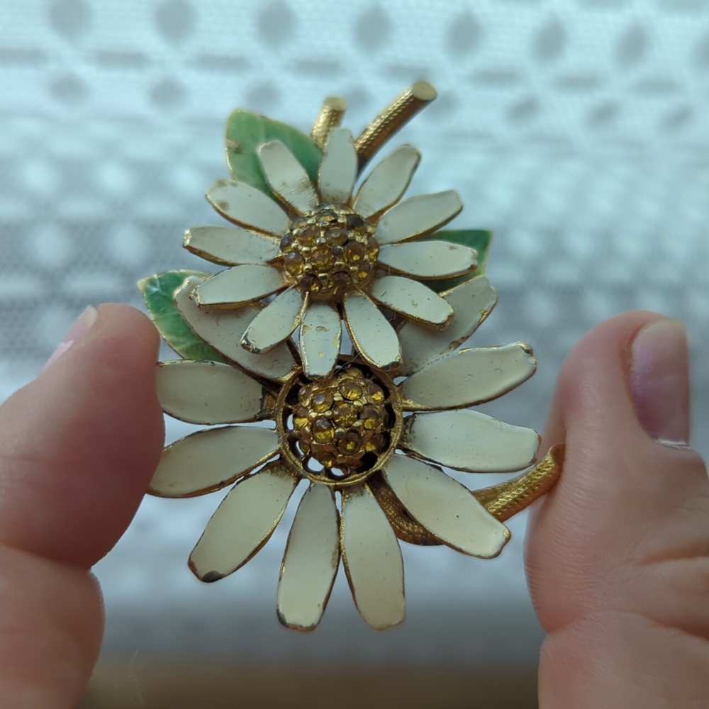 VINTAGE BSK DAISY BROOCH